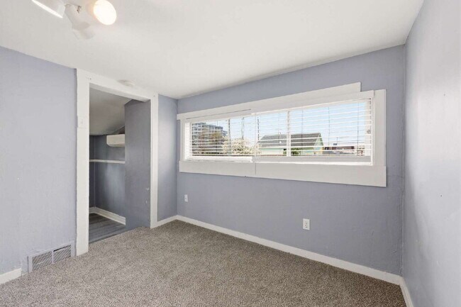 Building Photo - 1 Bed 1 Bath with TWO Bonus Rooms in Delmar Parkway!