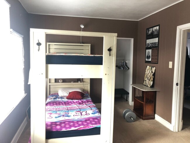 Building Photo - Large Five Bedroom Home in Lakeside!