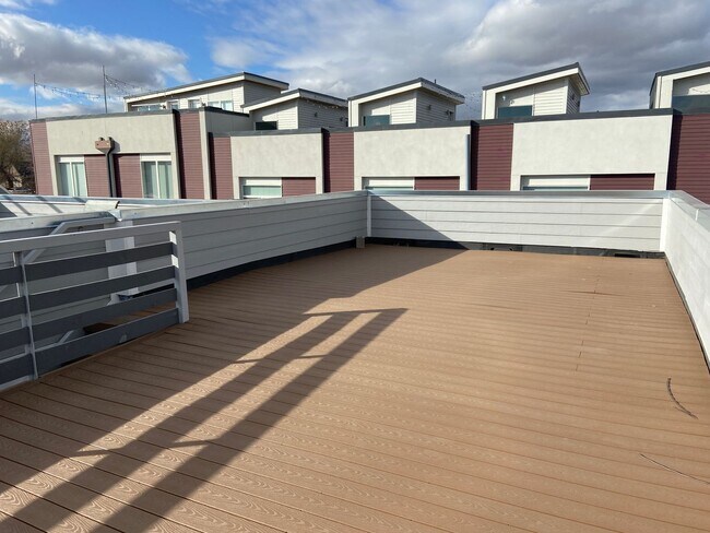 Building Photo - Modern 2 bedroom Townhome with huge Rooftop deck!!!