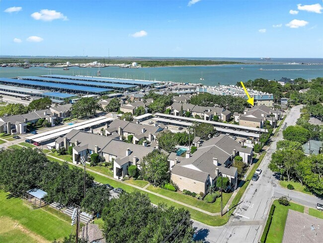 Building Photo - 7134 N Holiday Dr