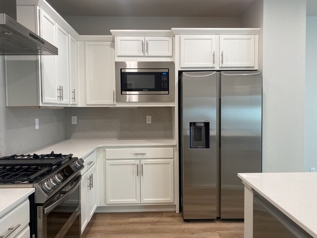 Building Photo - Beautiful 3 Bed/2.5 Bath Townhome with Att...