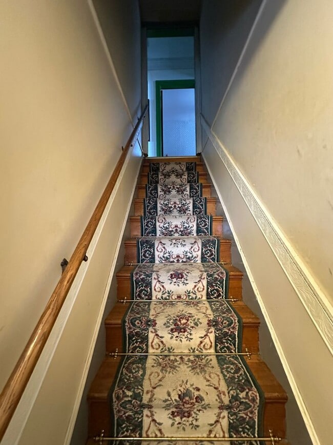 Building Photo - 5 Bed 3 Bath Home-Heat Included/Pets Allowed