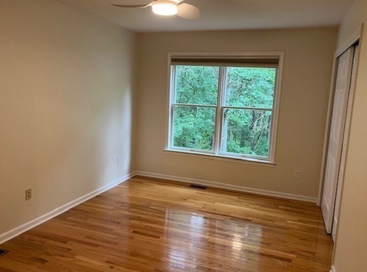 Building Photo - 8 Stonegate Ln