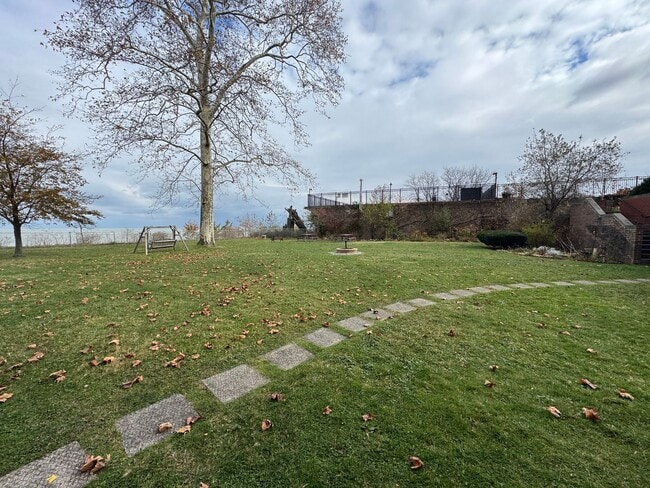 Building Photo - Beautiful 2-Bedroom 2-Bathroom 1st Floor Gold Coast Condo