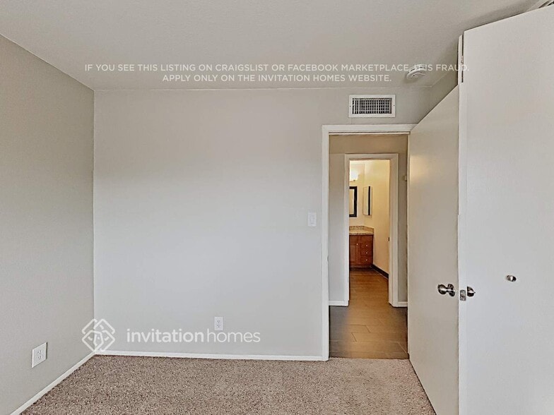 Building Photo - 8746 E Palm Ln