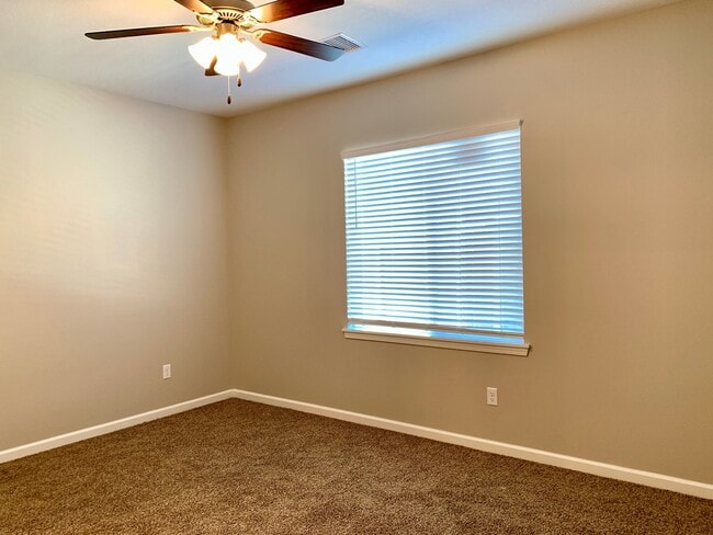 Building Photo - Recent construction --  3 bed/ 2 bath Dupl...