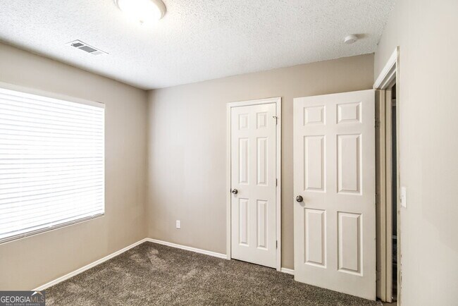 Building Photo - 1613 Picadilly Ct NE