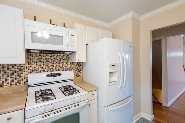 Building Photo - Beautiful 3 BR/2.5 BA Townhome in Millersv...