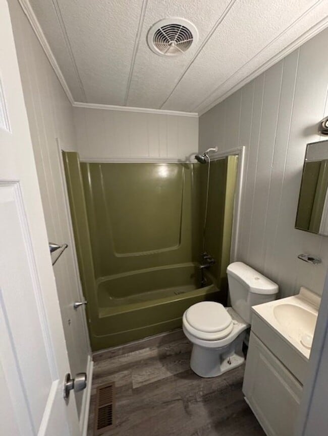 Building Photo - Newly Remodeled 3 Bedroom 1 Bath *Half off First Month*