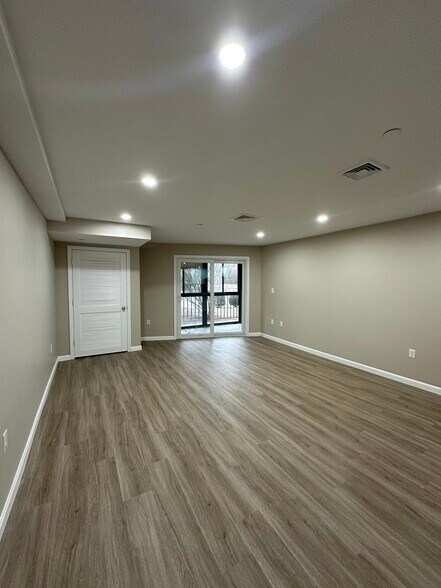 Building Photo - 64 Willard St