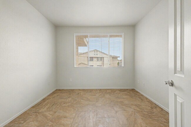 Building Photo - 16013 S Desert Foothills Pkwy