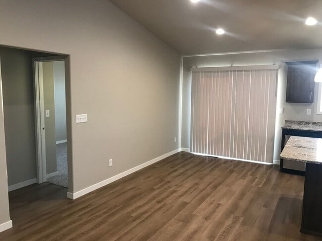 Building Photo - 4 Bed 2 Bath Single Family Home