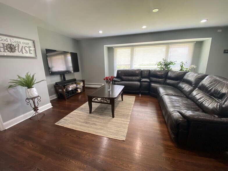 Main living room - 3300 Decker Pl