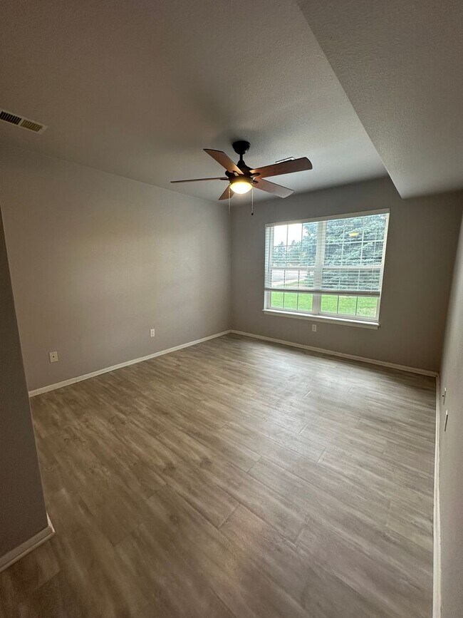Building Photo - Amazing Ground Level 2 Bedroom!