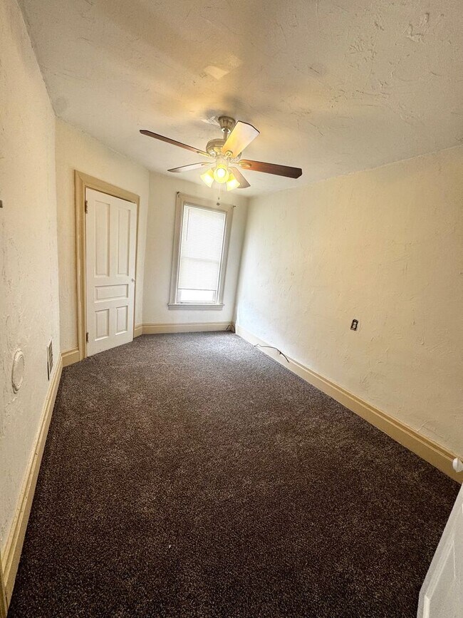 Building Photo - Welcome Home to 1101 Fredonia!