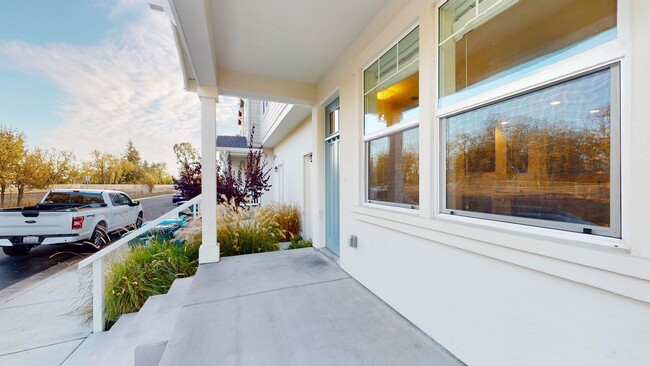 Building Photo - Beautiful 3 Bedroom 3 Full bath with 1 Car...