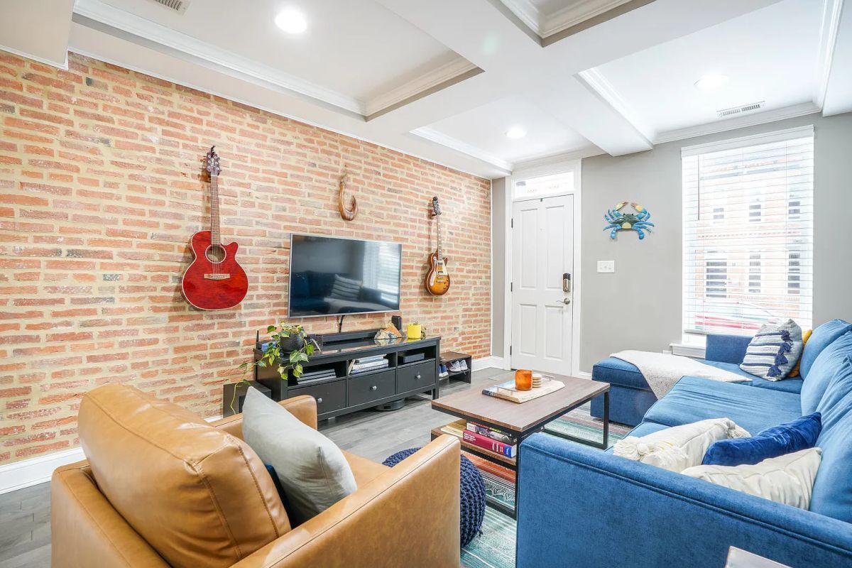 Building Photo - 22 E Heath St