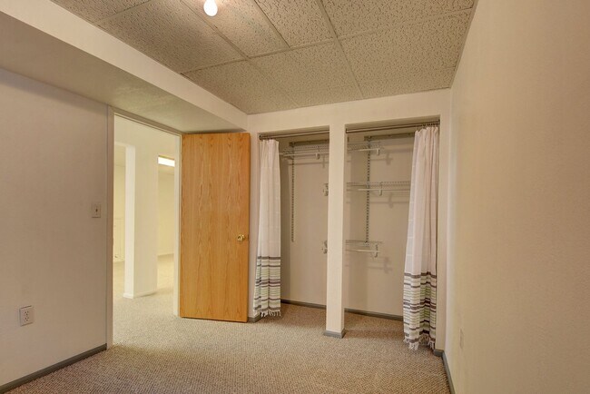 Building Photo - 4 bedroom, 3 bath home with 2 car garage