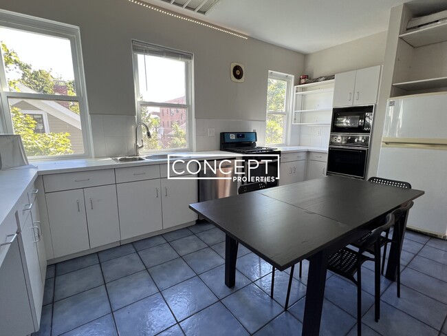 Building Photo - 1000A Memorial Dr. Unit 2B