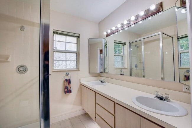 Building Photo - 1940 Hartford Ct