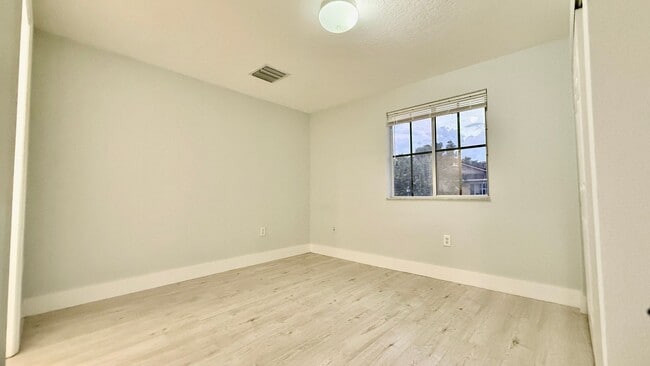 Building Photo - Spacious 3/3 Townhouse with Lake View – Sa...