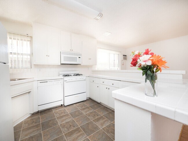Interior Photo - 6566 Fountain Ave