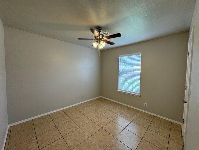 Building Photo - 3 bedroom, 2 bath, 1 car garage.