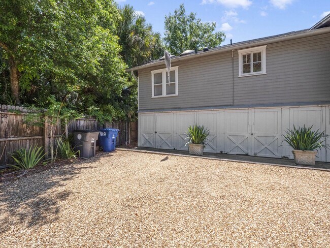 Building Photo - Charming 1/1 condo near Lake Virginia