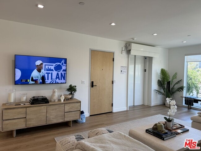 Building Photo - 9842 Vidor Dr