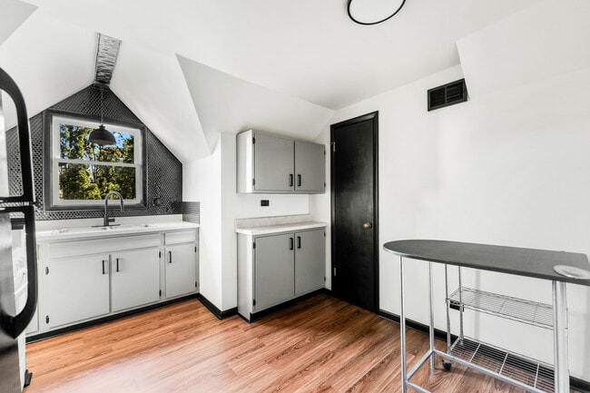 Building Photo - 113 Elm St