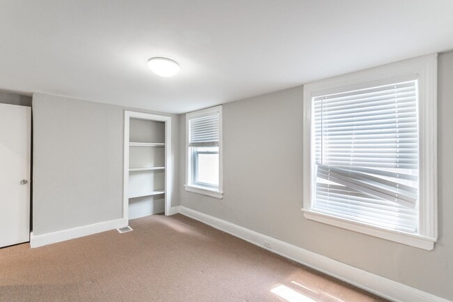 Building Photo - Three Bedroom Home in Graduate Hospital