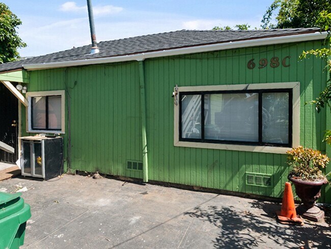 Building Photo - 698 Brockhurst St