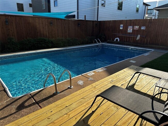 Building Photo - 1909 Brun St