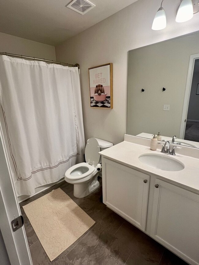 Building Photo - 3 Bedroom Townhome in Oakwood!