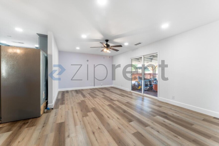 Building Photo - Unit