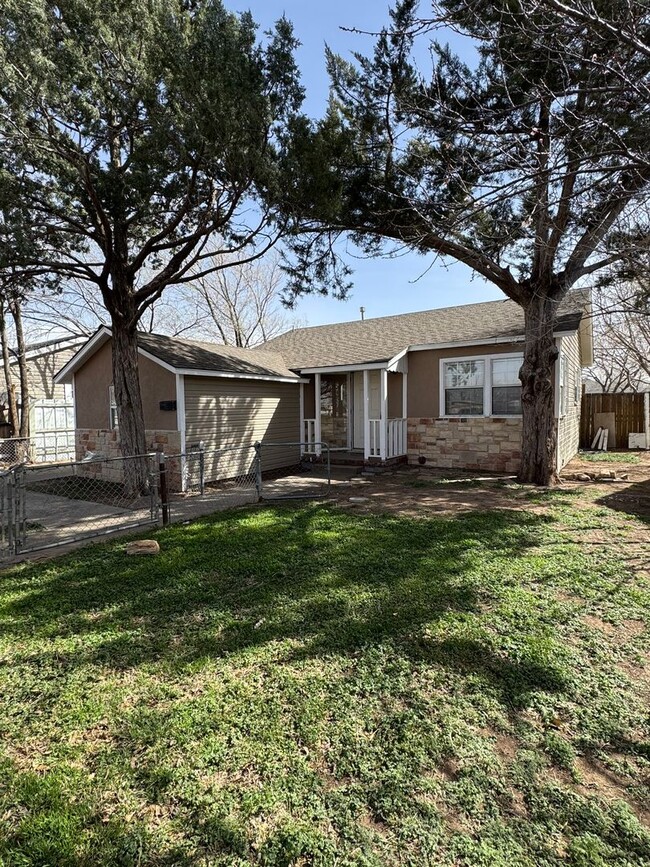 Building Photo - Adorable 3bedrooms 1 bathroom large fenced...