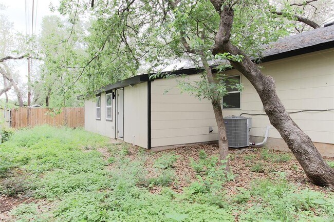 Building Photo - 305 Rowland Dr