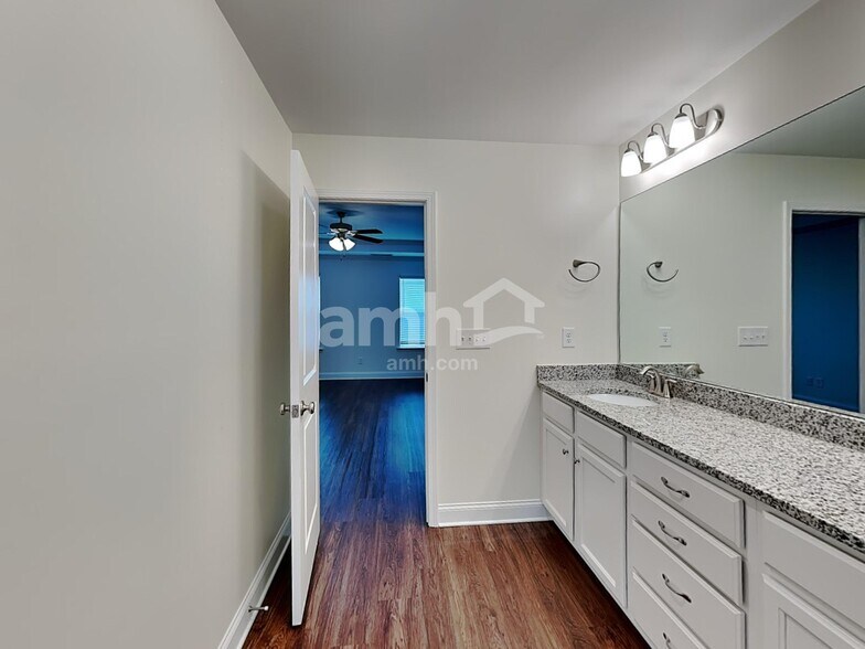 Building Photo - 241 Lake Vista Dr