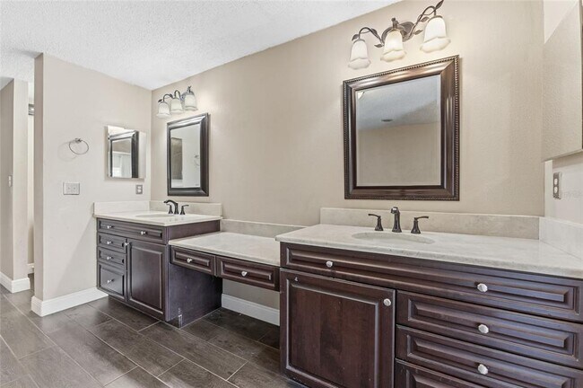 Building Photo - 6513 Thoroughbred Loop