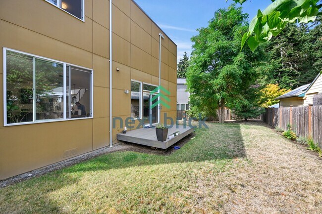 Building Photo - "Spacious 4-Bedroom Seattle Home with 3 Full Baths and 2,420 Sq. Ft. of Comfort!"