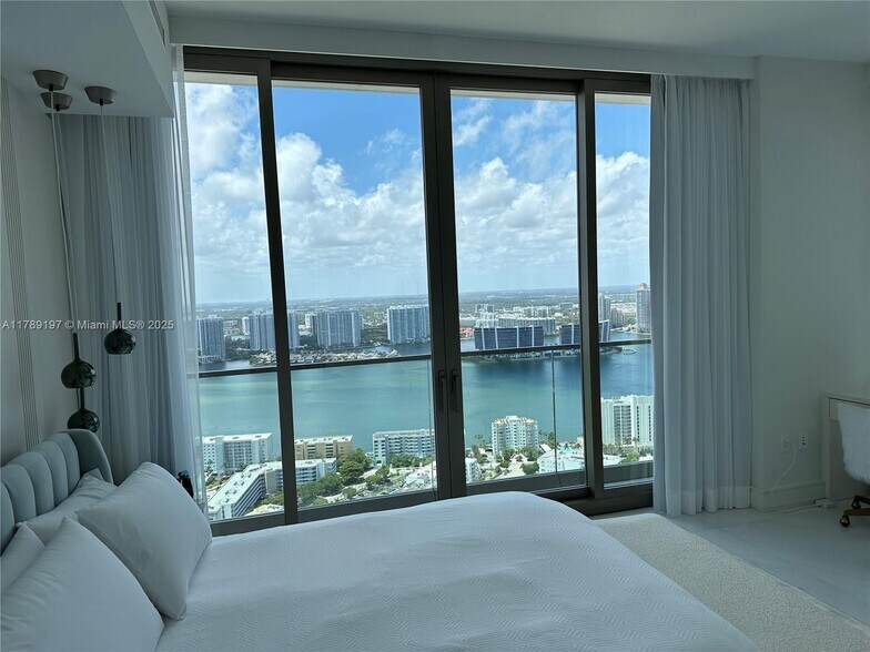 Building Photo - 17901 Collins Ave