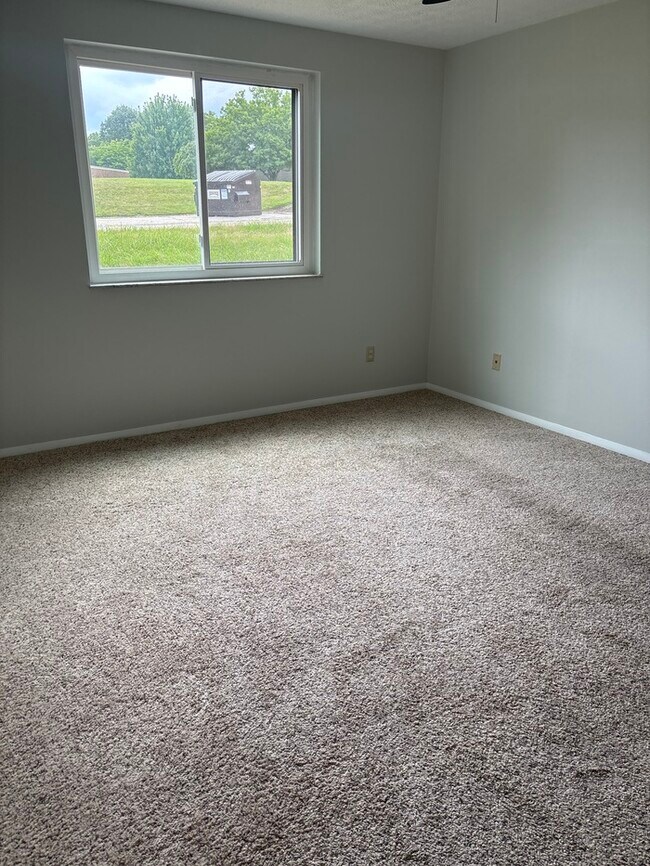 Building Photo - 2 bed 1.5 bath condo