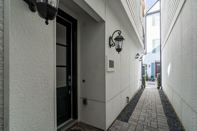 Building Photo - 2312 Hutchins St