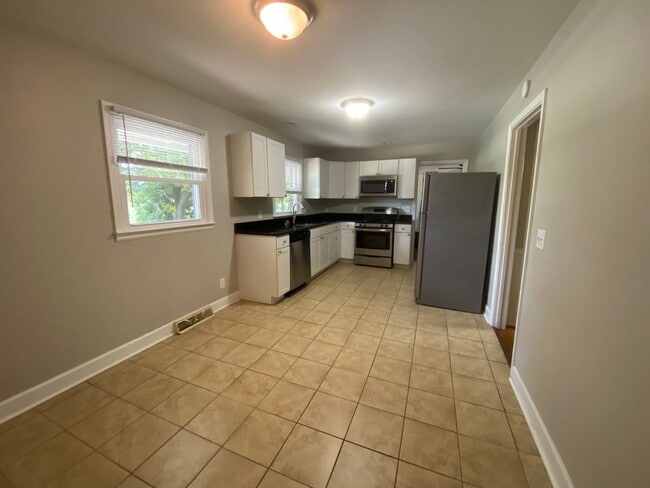 Building Photo - 3 Bedroom Brick Ranch House in a Great Location!