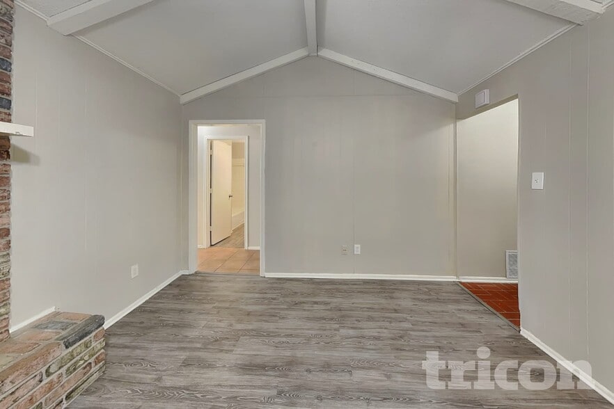 Building Photo - 13622 Oak Breeze