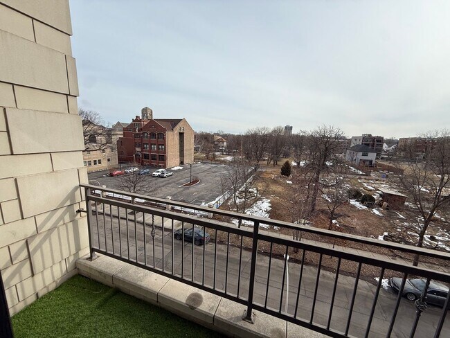 Building Photo - Luxurious 3BR/2BA Condo – Near University of Chicago in the heart of Hyde Park!