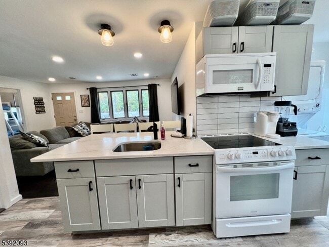 Building Photo - 2 Hilltop Rd