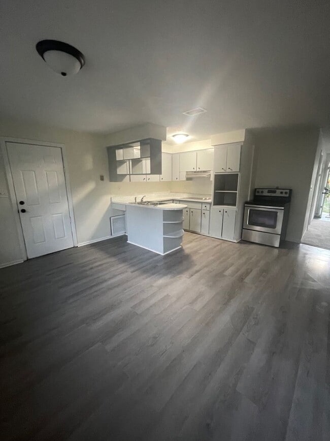 Building Photo - 4 Bed 2 Bath | Single Car Garage | Washer/...