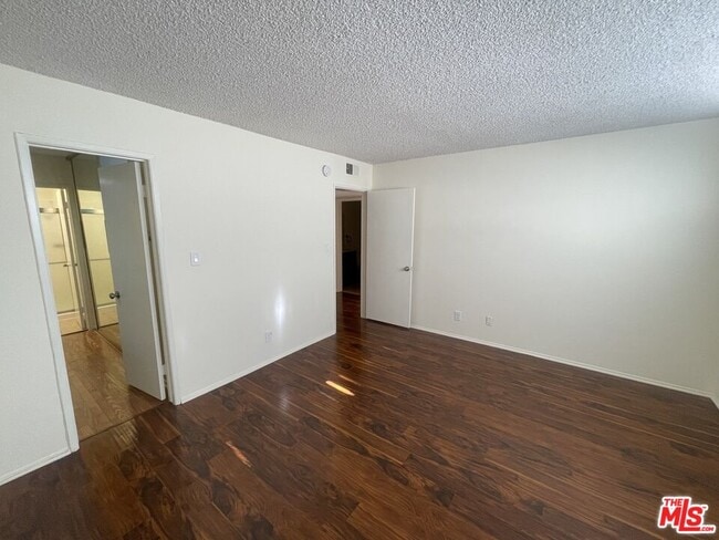 Building Photo - 5330 Zelzah Ave