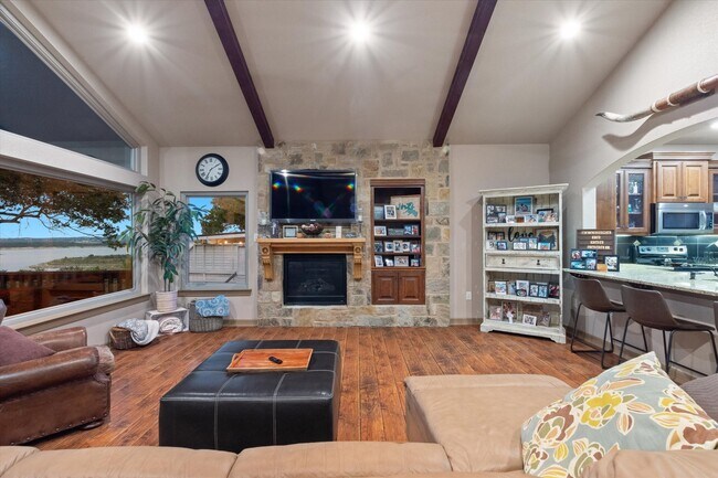 Building Photo - 785 Lake Forest